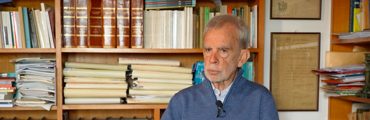 VIDEO – Serianni: «La pandemia non ha cambiato l’italiano. Le istituzioni possono fare di più per limitare l’uso degli anglismi inutili»